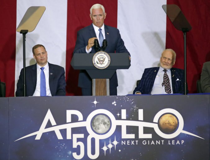 Pristátie na Mesiaci je podľa viceprezidenta USA najdôležitejšou udalosťou 20. storočia