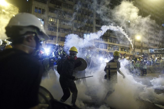 Video: Státisíce demonštrantov hádzali vajíčka na vládne budovy, polícia ich rozohnala slzným plynom