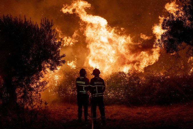 Video: V centrálnom Portugalsku vypukli lesné požiare, s ohňom bojujú stovky hasičov aj armáda