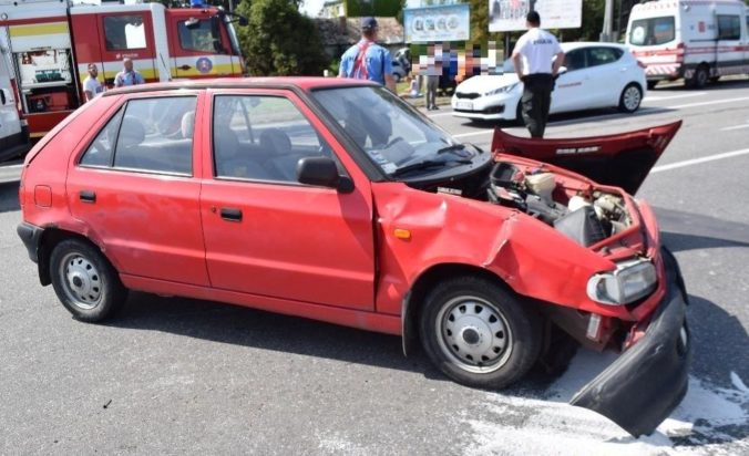 Foto: Vodič nezastavil na stopke a narazil do ďalšieho auta, pri nehode sa zranilo päť ľudí