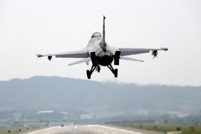 Juhokórejské stíhačky vystrelili varovné výstrely na ruské lietadlo, ktoré narušilo vzdušný priestor krajiny