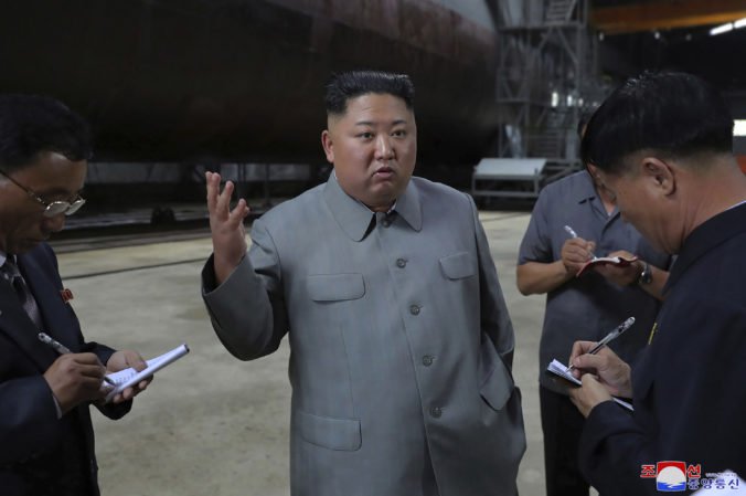 Kim Čong-un si prezrel novú ponorku a prikázal naďalej posilňovať vojenské kapacity krajiny