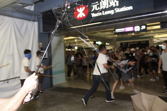 Polícia v Hongkongu zadržala šesť mužov, vyšetrujú ich pre násilný útok na demonštrantov v metre