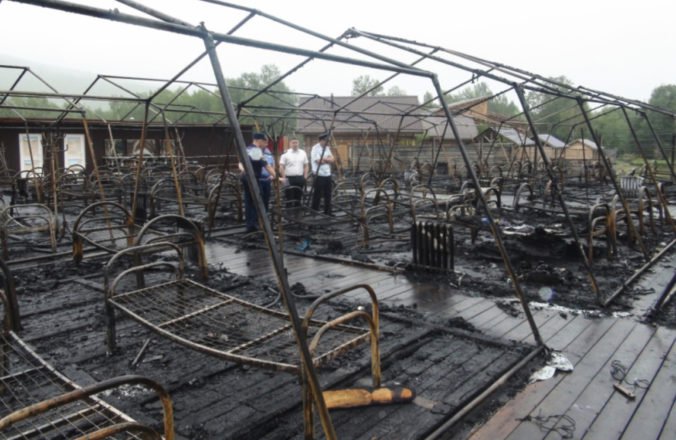 Stanový tábor s desiatkami ľudí pohltili plamene, pri požiari zomreli tri deti