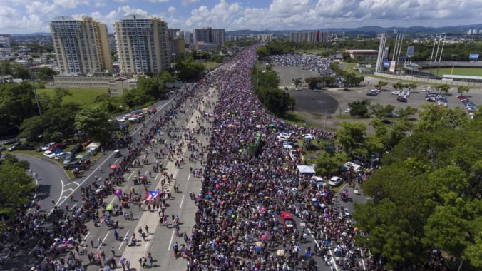 Video: Desaťtisíce Portoričanov zablokovali diaľnicu aj obchody, žiadali odstúpenie guvernéra