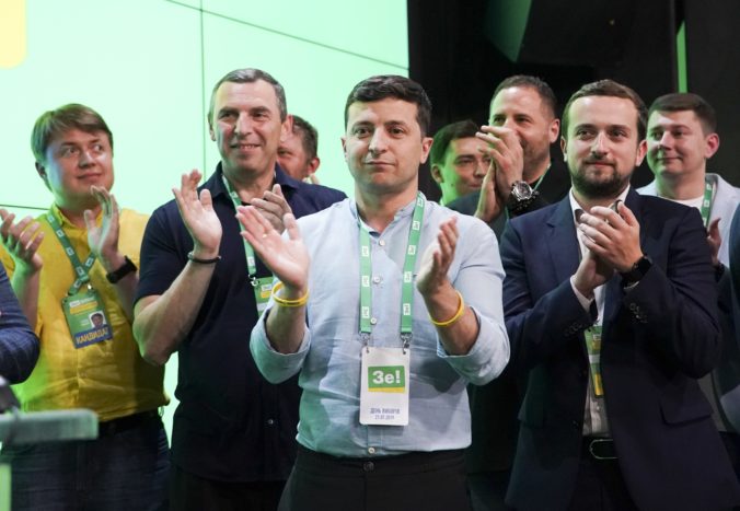 Zelenského strana môže na Ukrajine vládnuť sama, do parlamentu sa dostal aj Putinov priateľ