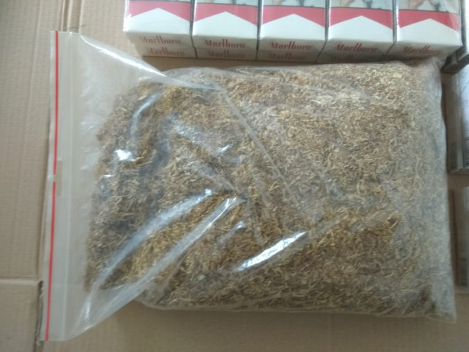 Foto: Pri kontrole zásielok pre väzňov našli balíky s nelegálnym tabakom aj tisícami cigariet