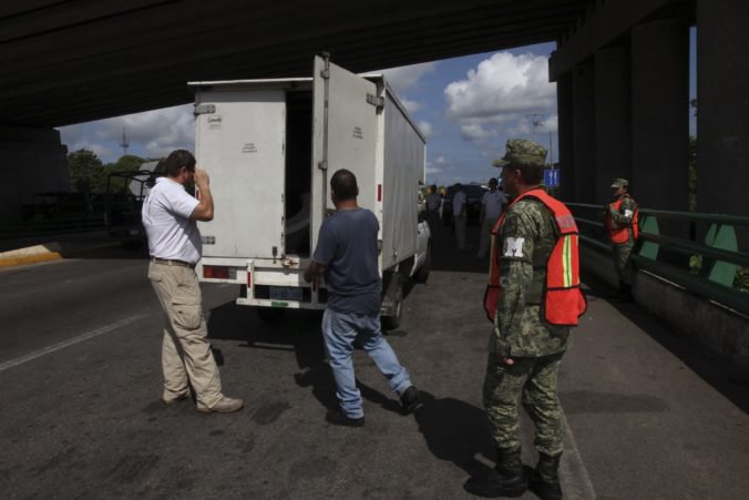 Mexická polícia našla v kamióne desiatky migrantov, boli niekoľko dní bez jedla a vody