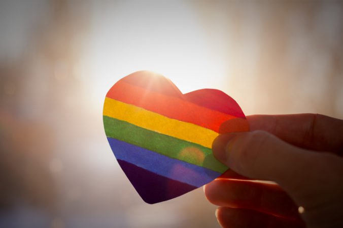 Poľský týždenník si vyslúžil ostrú kritiku, distribuoval nálepky proti LGBT komunite