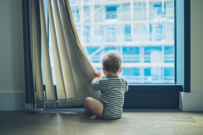Desaťmesačné bábätko vypadlo z okna na štvrtom poschodí, chlapčeka už nevedeli zachrániť