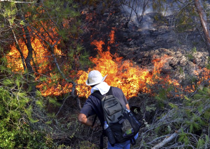 Hasiči a vrtuľníky bojujú s veľkým lesným požiarom severne od Atén, evakuovali malý kláštor