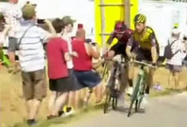 Video: Rowe a Martin na Tour de France 2019 končia, po vzájomnej potýčke boli vylúčení