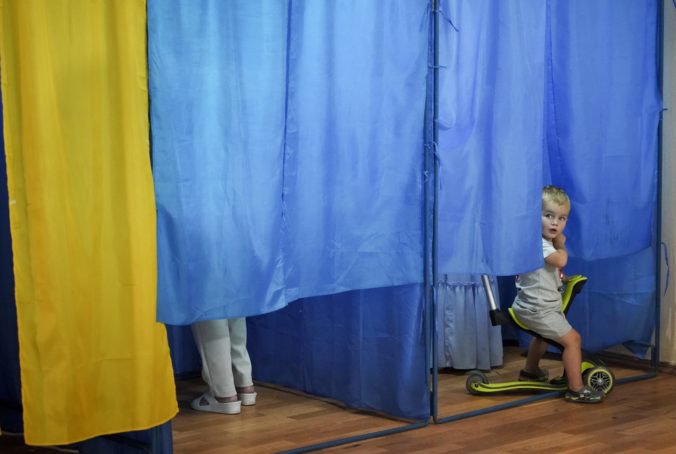 Konečné výsledky ukrajinských volieb potvrdili výrazné víťazstvo strany prezidenta Zelenského