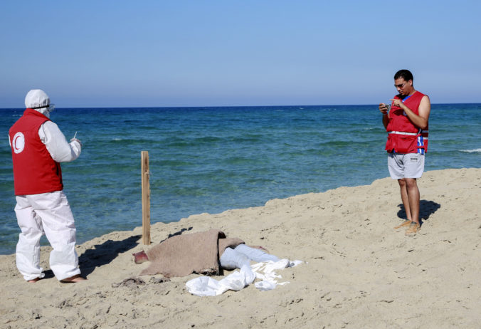 Líbyjská pobrežná stráž pátrala po nezvestných migrantoch, v mori našla desiatky tiel
