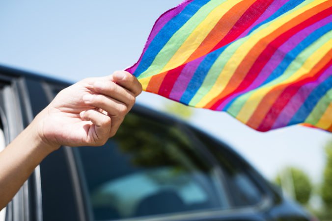Poľský týždenník musí zastaviť distribúciu nálepky proti LGBT komunite, rozhodol súd