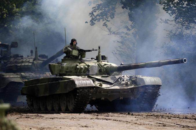 Rumunsko pre porušenie sankcií zadržalo dodávku ruských tankov určených pre Srbsko