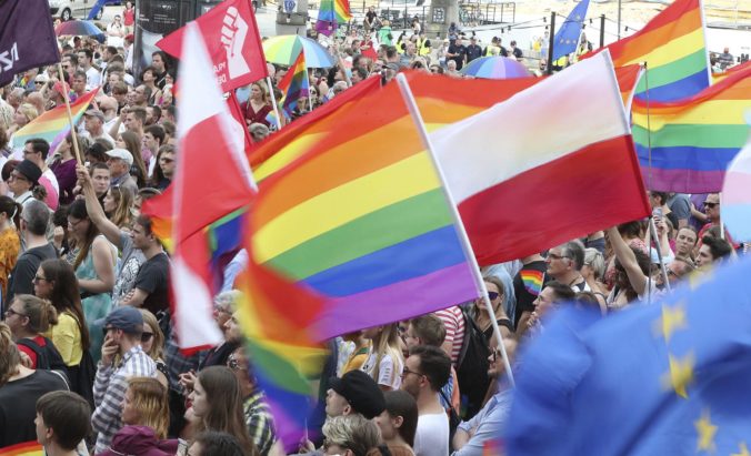 Foto: Tisícky ľudí v Poľsku vyjadrili podporu LGBT komunite a plánujú pochod za toleranciu