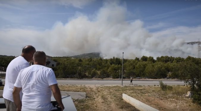 Video: V Chorvátsku vypukli lesné požiare, hasenie komplikuje silný vietor