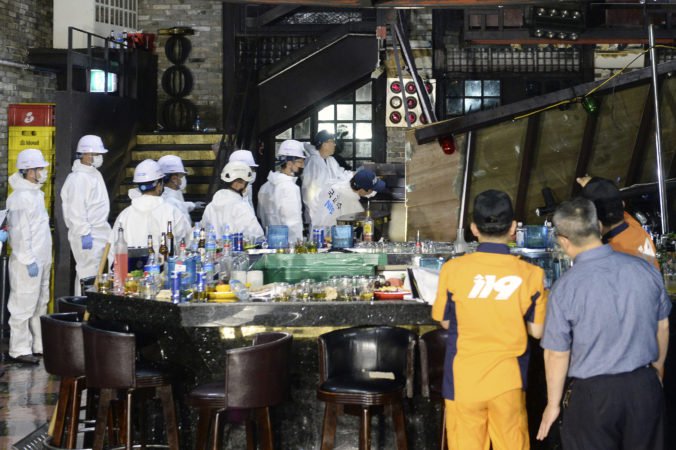 Video: V nočnom klube v Kwangdžu sa zrútil balkón so športovcami a zabil dvoch ľudí