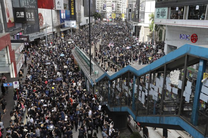 Video: Demonštranti v Hongkongu protestujú, dôvodom je použitie slzného plynu políciou