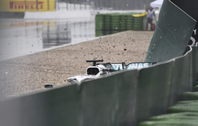 Video: Bottas v bariére a Hamilton mimo pódia, Veľká cena Nemecka bola pre Mercedes hotový Armageddon