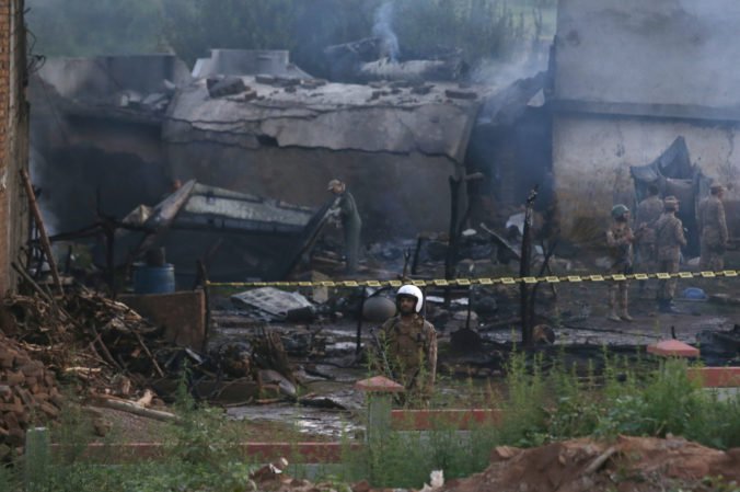 Foto: Na domy v Mora Kalu sa zrútilo lietadlo, počet obetí môže ešte stúpnuť