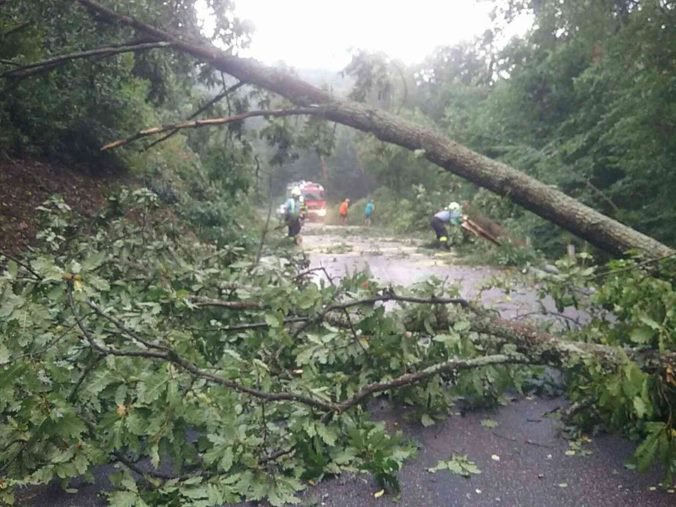 Hasiči opäť zasahujú pre búrky, najčastejšie v Bratislavskom kraji