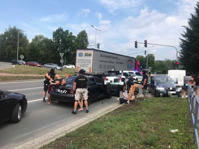 Foto: Policajti zasahovali v Ladomerskej Vieske, akcia súvisí s drogovou trestnou činnosťou