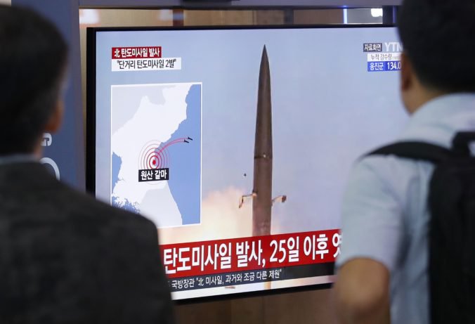 Severná Kórea vypálila ďalšie dve rakety, leteli približne 250 kilometrov