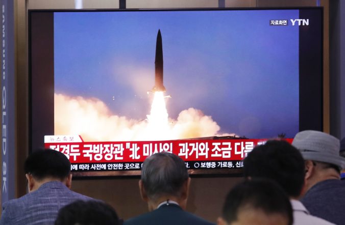 Severná Kórea otestovala nový raketový systém, Kim Čong-un ho chce použiť vo vojenskej operácii