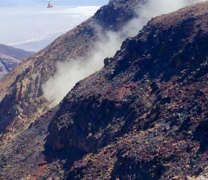 V Death Valley vrazila stíhačka do skaly, zranilo sa niekoľko turistov a po pilotovi pátrajú