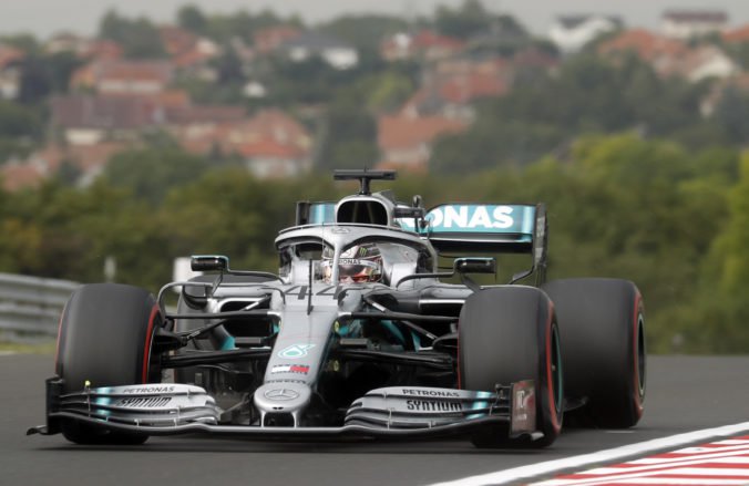 Hamilton vyhral prvý tréning pred Veľkou cenou Maďarska, na druhé miesto odsunul Verstappena