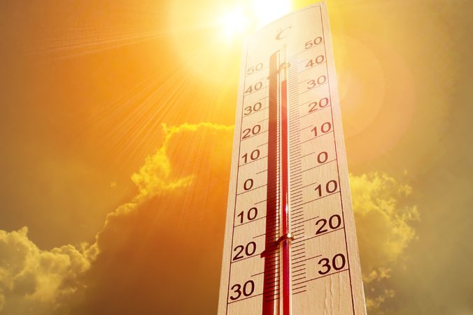 Vedci pripisujú vysoké teploty klimatickým zmenám spôsobeným človekom, vlny horúčav budú častejšie