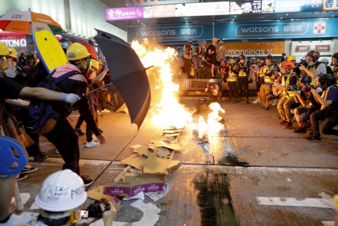 Demonštranti v Hongkongu zvesili a hodili do vody čínsku vlajku, polícia použila slzný plyn