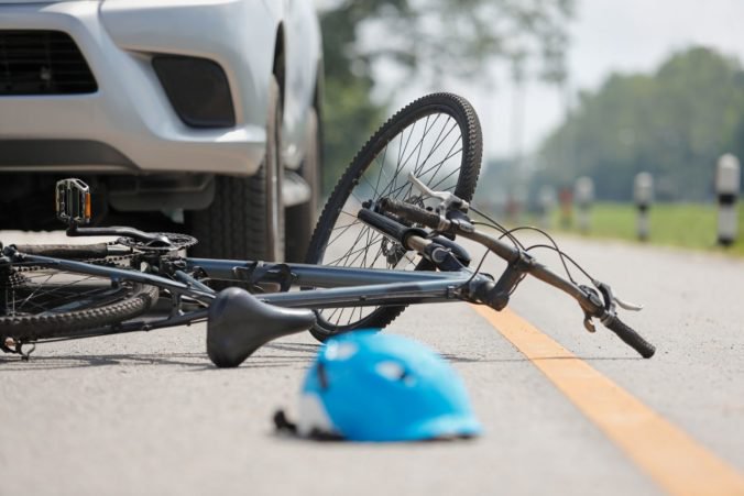 Medzi Dolným Štálom a Okočom sa auto zrazilo s cyklistom, muž vážnym zraneniam podľahol