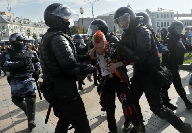 V Rusku počas protestu zatkli viac ako 300 ľudí, tvrdá odpoveď polície bola avizovaná