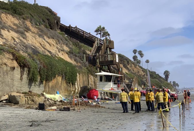 Video: Časť útesu sa zrútila na pláž v kalifornskom Encinitas, zomreli traja ľudia