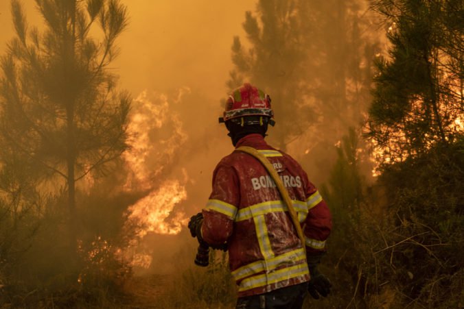 Sto kilometrov od Lisabonu vypukol lesný požiar, s ohňom bojovali stovky hasičov