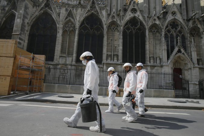 Environmentalisti varujú pred olovom v Notre-Dame a okolí, pre obavy pozastavili čistiace práce