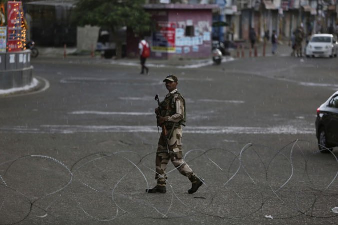 Indická vláda odoberie Kašmíru špeciálny status a vyzvala turistov, aby okamžite opustili štát