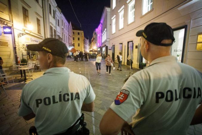 Polícia naďalej vyšetruje bitku futbalových fanúšikov v Bratislave, môžu padnúť ďalšie obvinenia