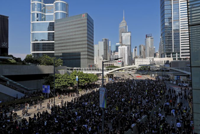 Video: Davy demonštrantov v Hongkongu zaplnili parky a námestia, líderka Lam odmieta odstúpiť