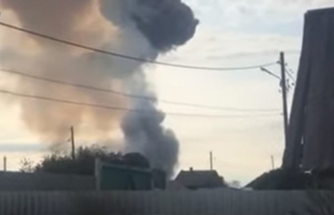 Video: Na vojenskej základni v Rusku vybuchol muničný sklad, obyvateľov z okolia evakuovali