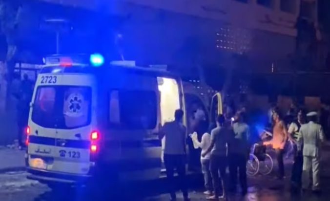 Video: V centre Káhiry sa zrazili štyri autá a nastal výbuch, museli evakuovať aj nemocnicu