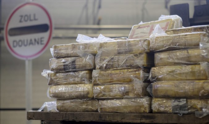 Colníci v Hamburgu zaistili 1,5 tony kokaínu, balíčky boli ukryté v športových taškách