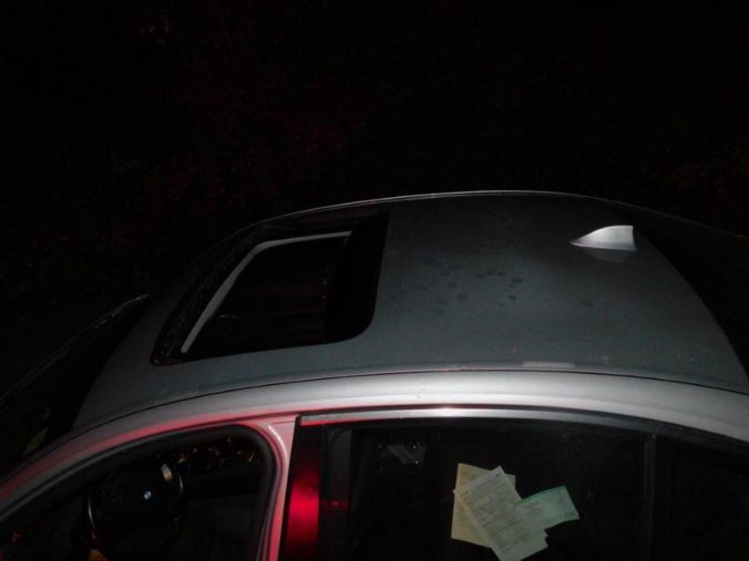 Foto: Dominikov spolujazdec stál v strešnom okne, v zákrute vypadol z auta a zostal ležať