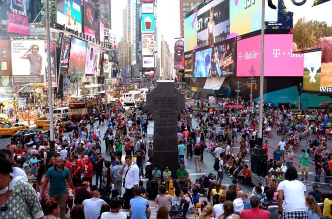 Ľudia na Times Square začali panikáriť a schovávať sa, vraj počuli zvuky streľby a explóziu