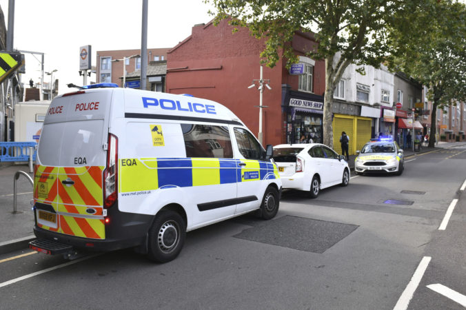 Muž vyskočil z dodávky a mačetou napadol dvoch londýnskych policajtov
