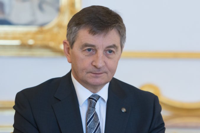 Predseda poľského parlamentu rezignuje, dôvodom je škandál okolo využívania vládnych lietadiel