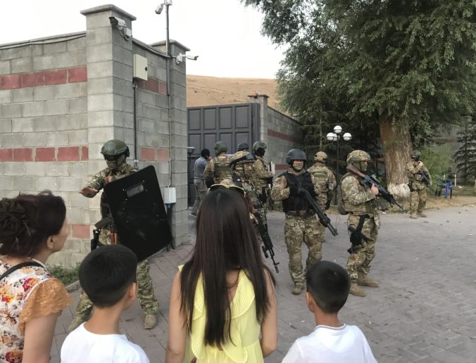 Video: Do domu exprezidenta Kirgizska vtrhli špeciálne sily, jeho stúpenci zajali rukojemníkov
